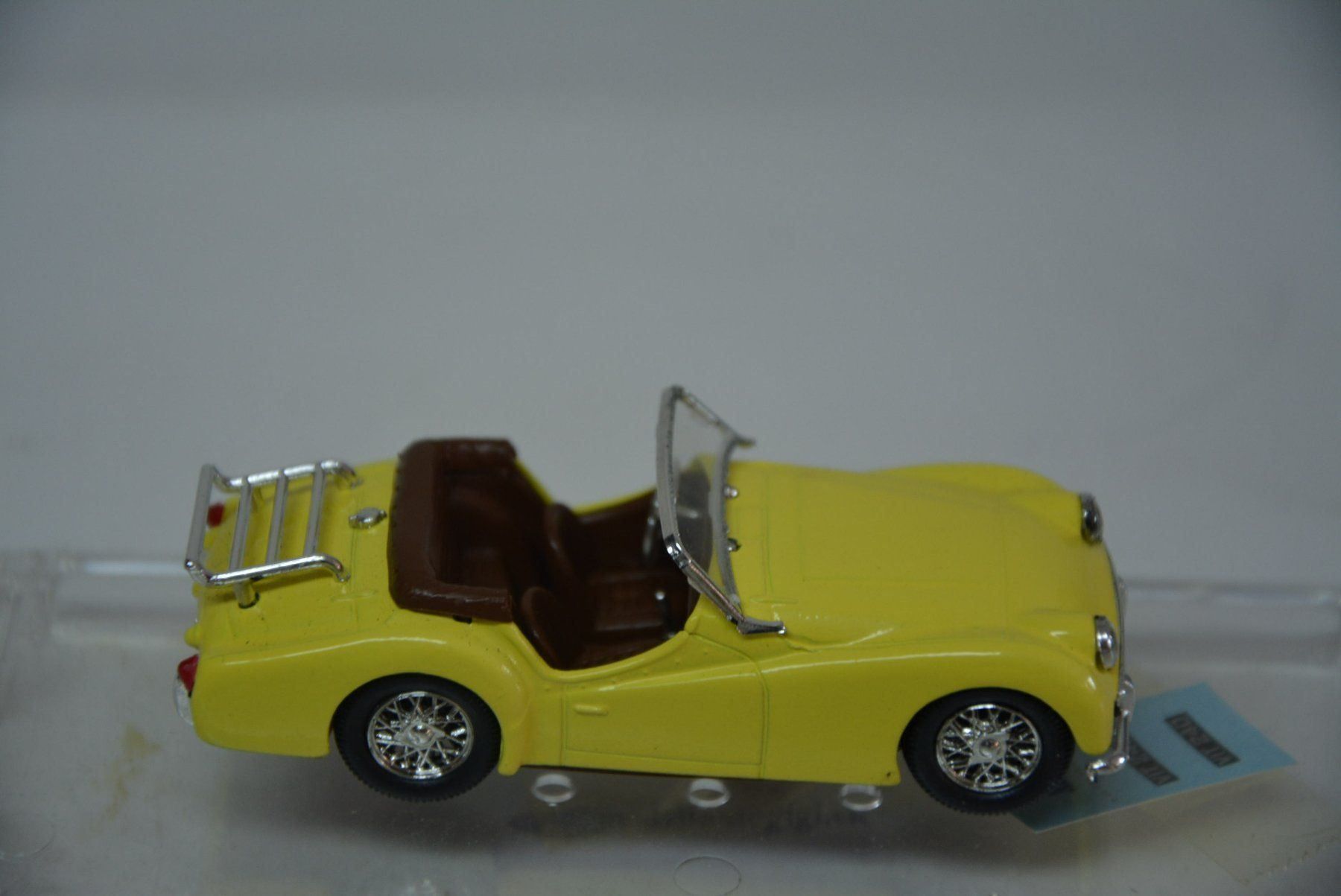 Triumph Modellini d'auto: Triumph TR3A 1958-61, Retro Vitese  1:43 – Nuovo e nell'imballaggio originale da Goldach venduto da Feivel9 5