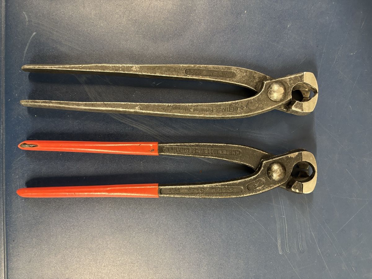 Knipex Tutti gli attrezzi: 2x Knipex Beisszange mit Loch – Usato da Bärau venduto da Luschwa