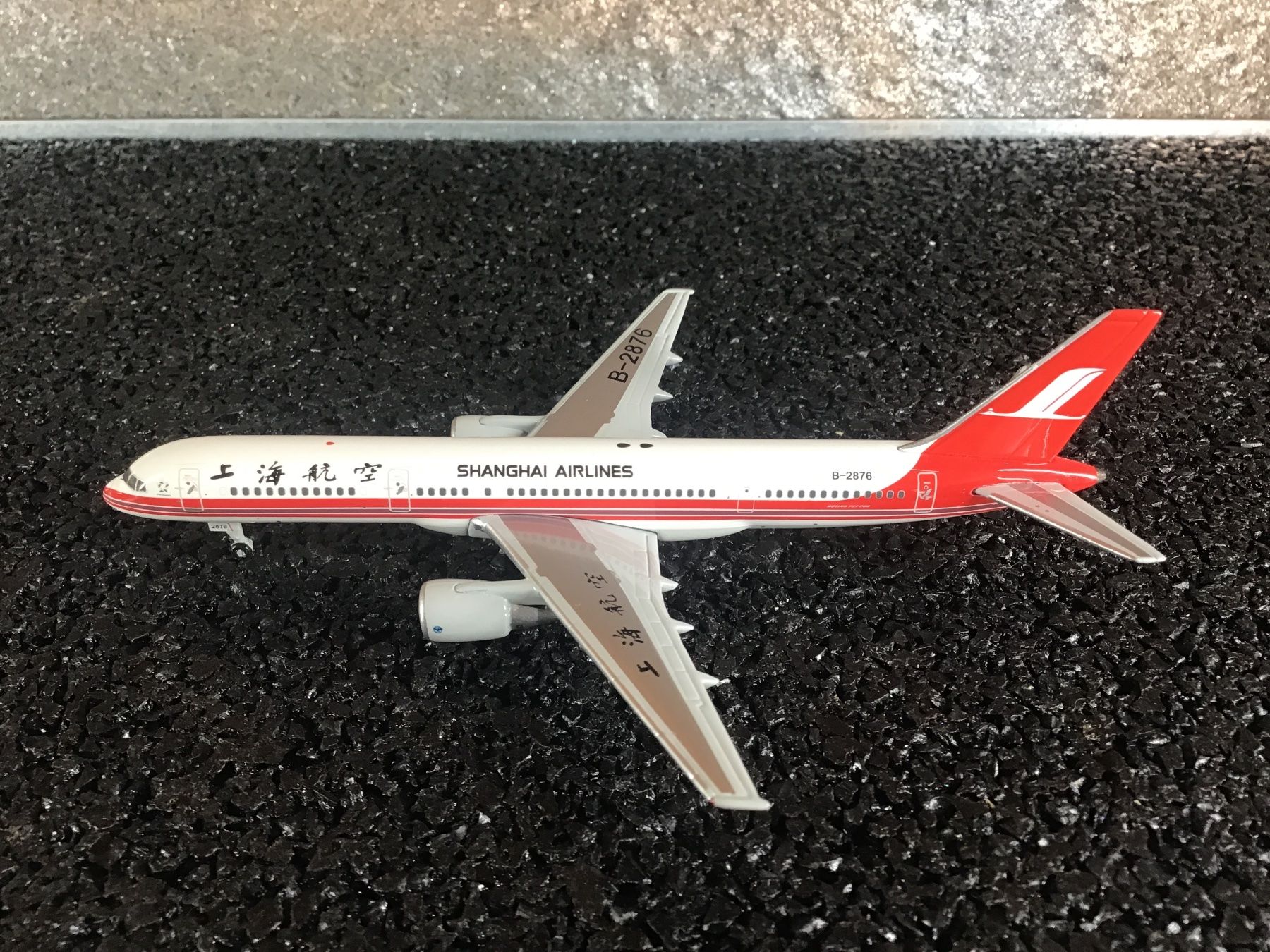 Boeing Kit di modellismo & Modellini statici: BOEING 757 -200 SHANGHAI AIRLINES 1:400 – Usato da Männedorf venduto da Spezial-Modelle 3