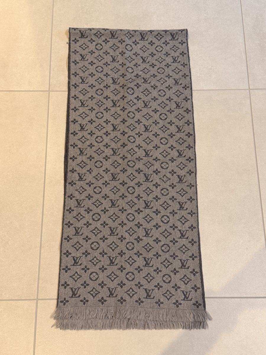 Louis Vuitton Foulards & écharpes: Louis Vuitton Monogram Schal / Sciarpa - 100% Wool – D'occasion à Lugano par antoniobonyy