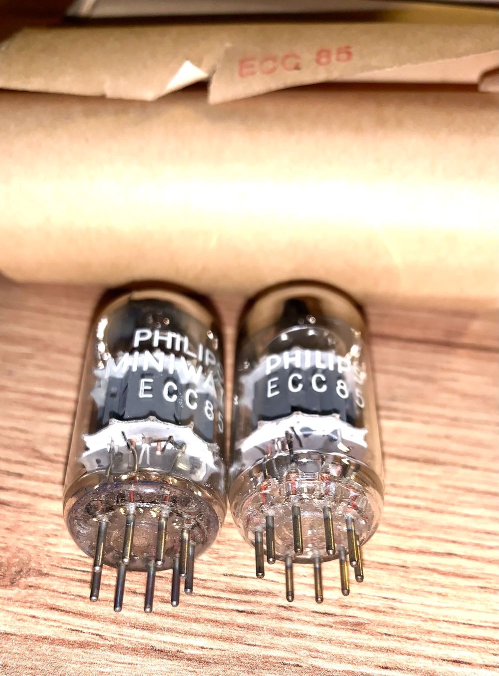 Philips Componenti elettronici: 2 Röhren / Radioröhren ECC85 (2fach Triode) NOS, Philips – Nuovo (secondo la descrizione) da Biel/Bienne venduto da Oldradio 1