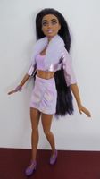 Bewegliche Barbie in schönem Outfit