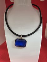 Kette mit blauem Anhänger und Gummi Band Metalloptik