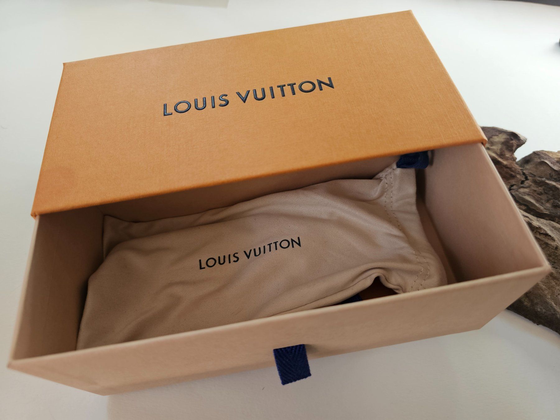 Louis Vuitton Altro in  Abbigliamento & Accessori: Louis Vuitton Sonnenbrillen Box mit Beutel – Usato da Zürich venduto da MaisonBelleCachet 4