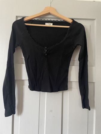 schwarzes langarm tshirt mit spitzenausschnitt stradivarius