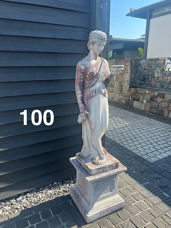 Figuren: TWO IDENTICAL STATUES  – Gebraucht aus Pfäffikon SZ von lar_wl22