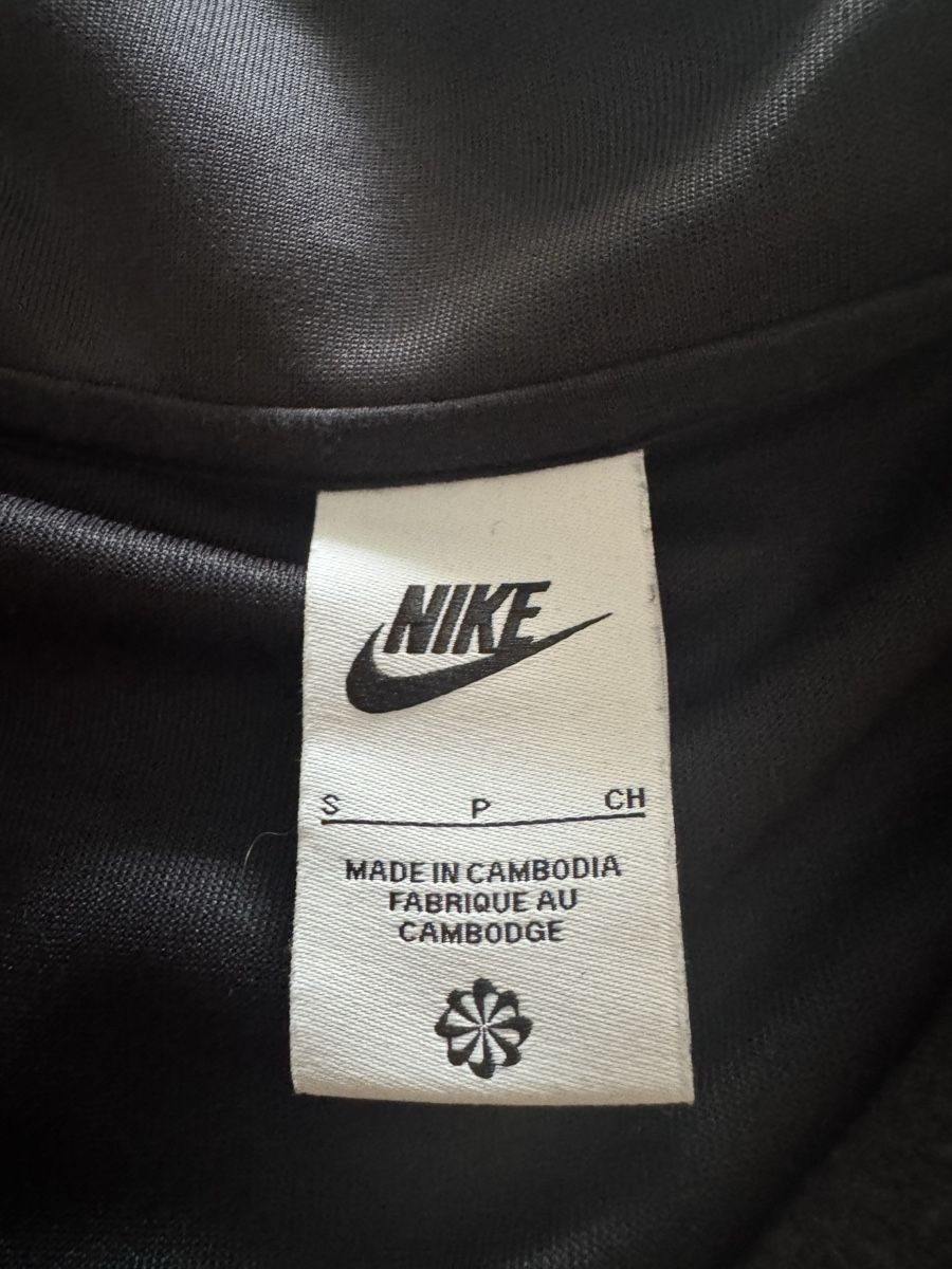 Nike Vestes: Veste à capuche Nike noir  – D'occasion à Dorénaz par tia_6z2d 4