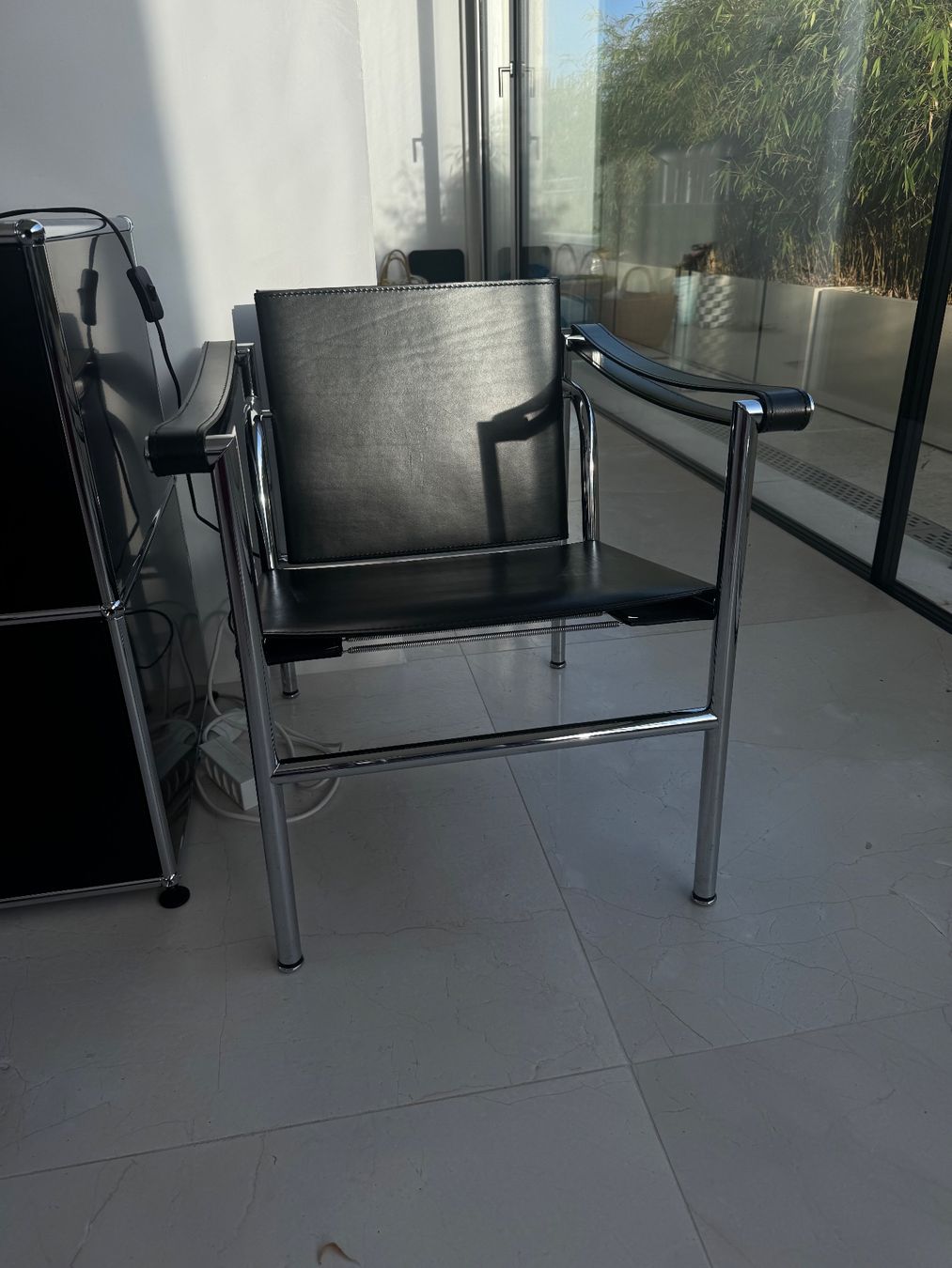 Cassina Poltrone: 2 Cassina Fauteuils schwarzes Leder – Usato da Basel venduto da VIO100 2