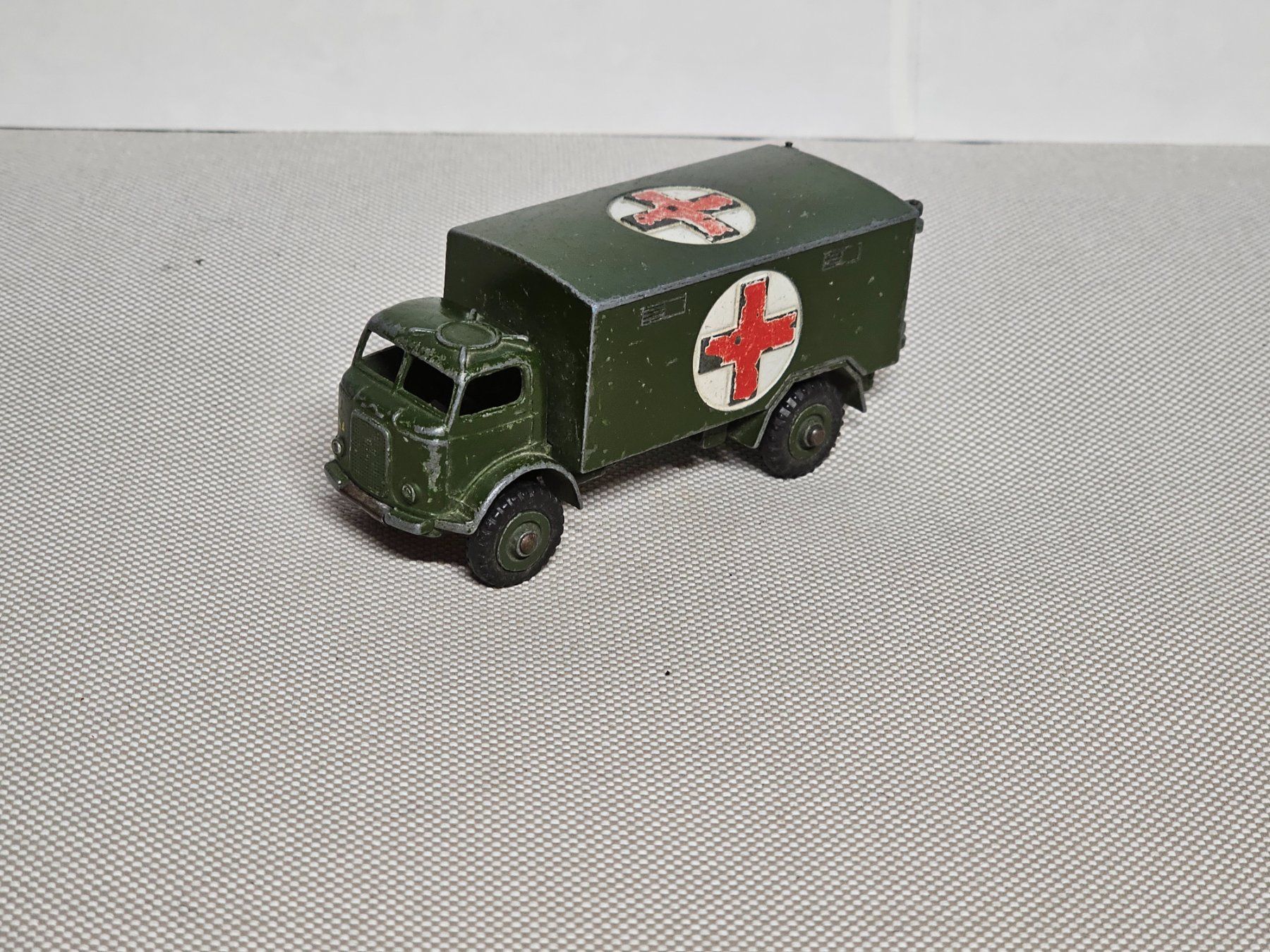 Dinky Toys Modellini d'auto: Dinky Military Ambulance – Usato da Starrkirch-Wil venduto da easygo13