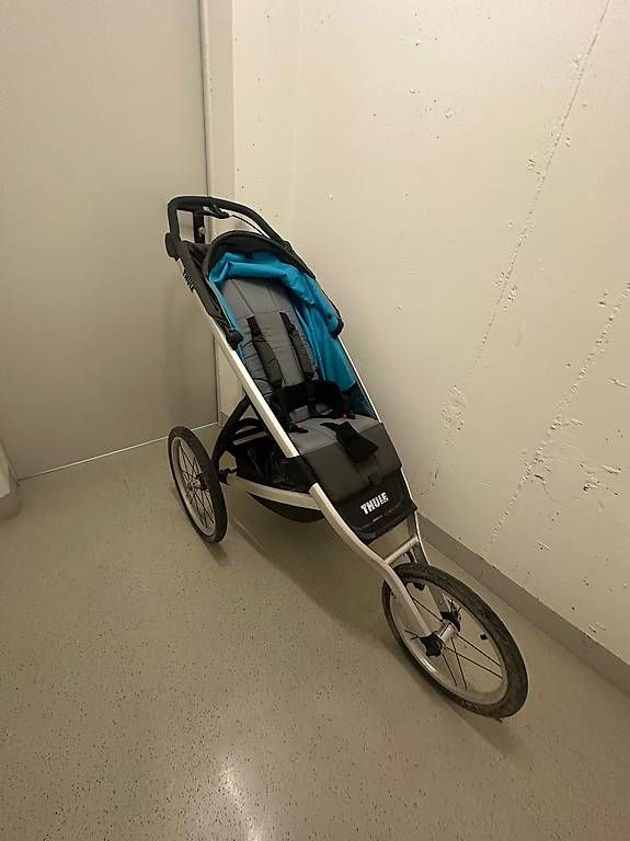 Thule Poussette: Poussette de running Thule Urban Glide  roue avant unique – D'occasion à Onex par arm_jl2d