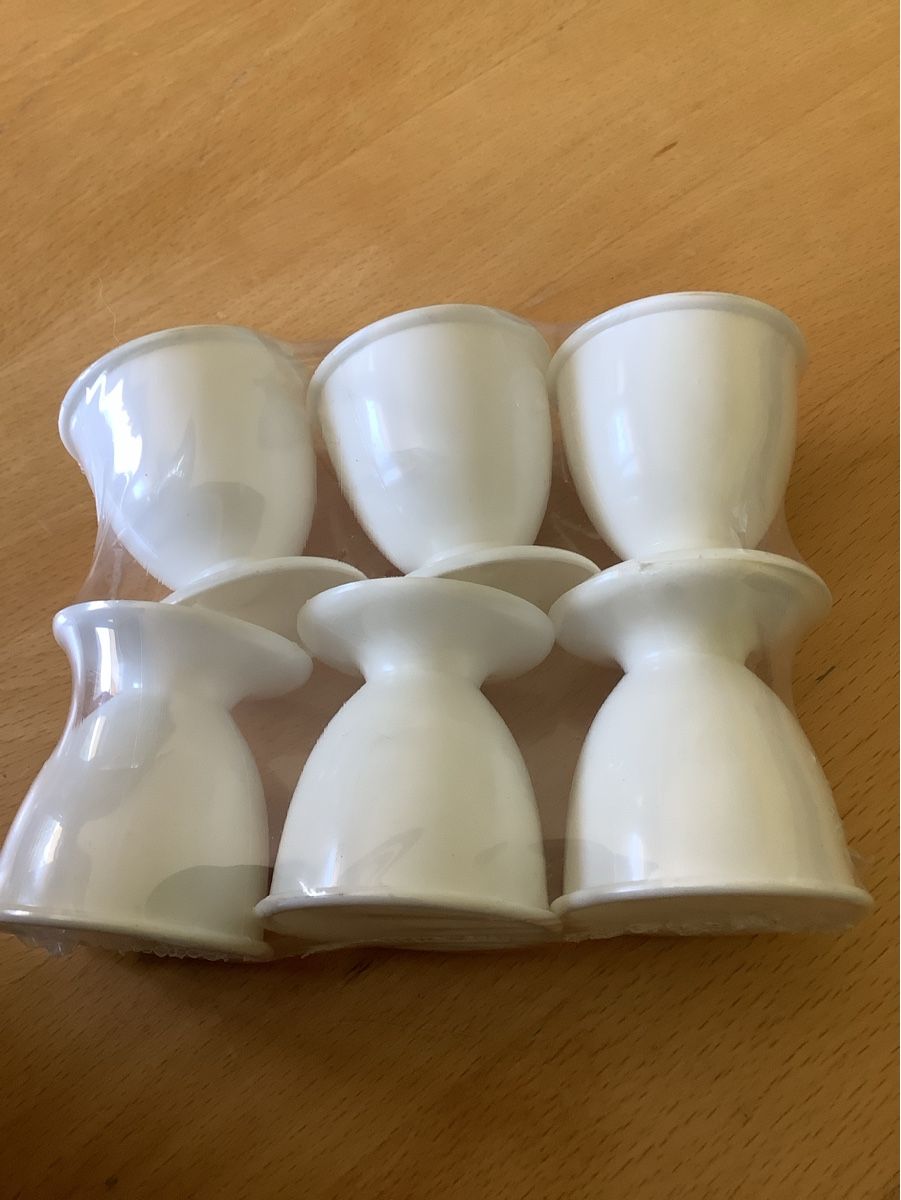 Altre Stoviglie: 6 Eierbecher weiss plastik neu retro – Nuovo e nell'imballaggio originale da Saas-Balen venduto da kircin 1