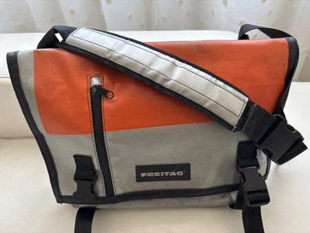 Umhängetasche Freitag Modell Messenger silber orange
