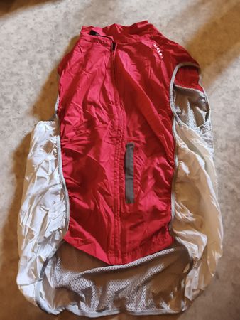 Rote Laufweste für Herren, neuwertig, Grösse XXL - Ideal!