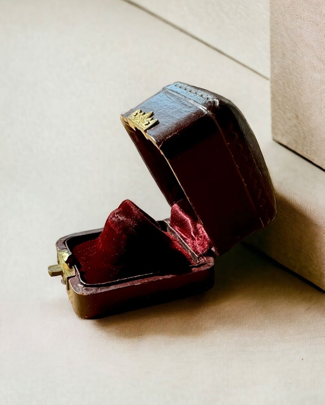 Portagioie: Bordeaux Ring Box - Ring Etui antik – Usato da Embrach venduto da estzeh1 1