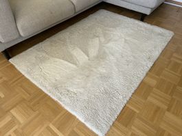 Flauschiger, weisser Teppich