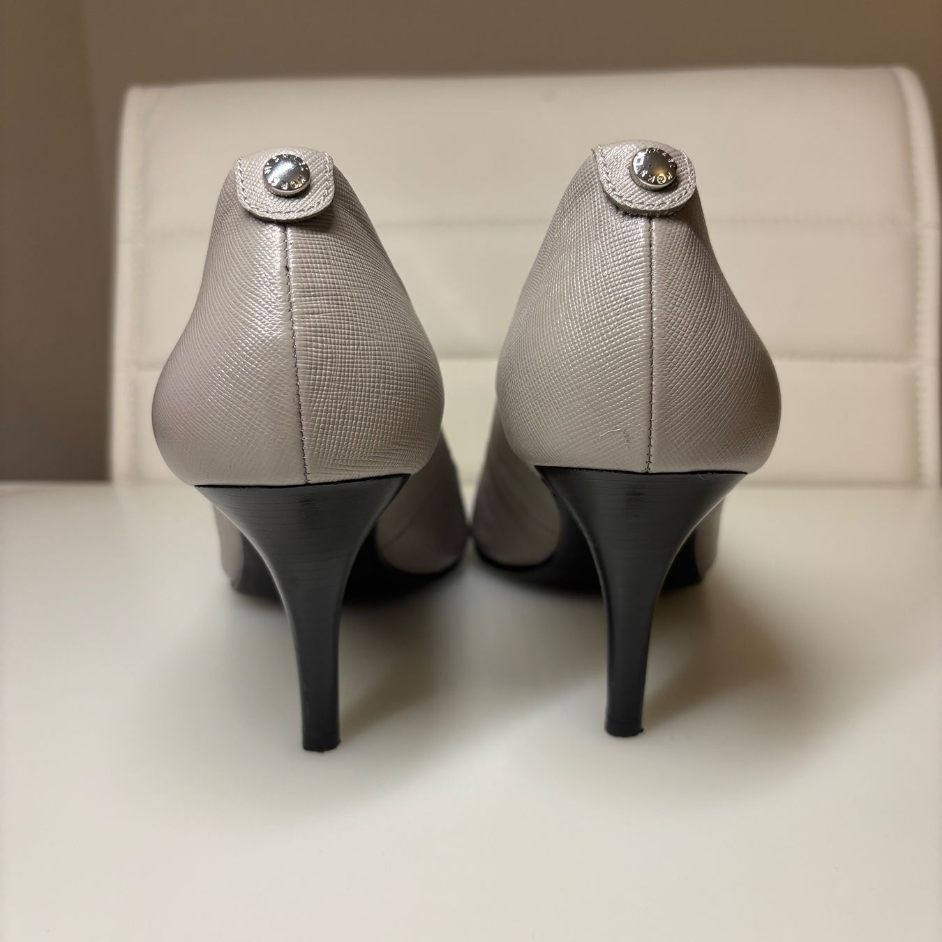 Michael Kors Scarpe da donna: Michael Kors: Pumps (Leder, grau) – Usato da Hinterkappelen venduto da hex_4vw 8