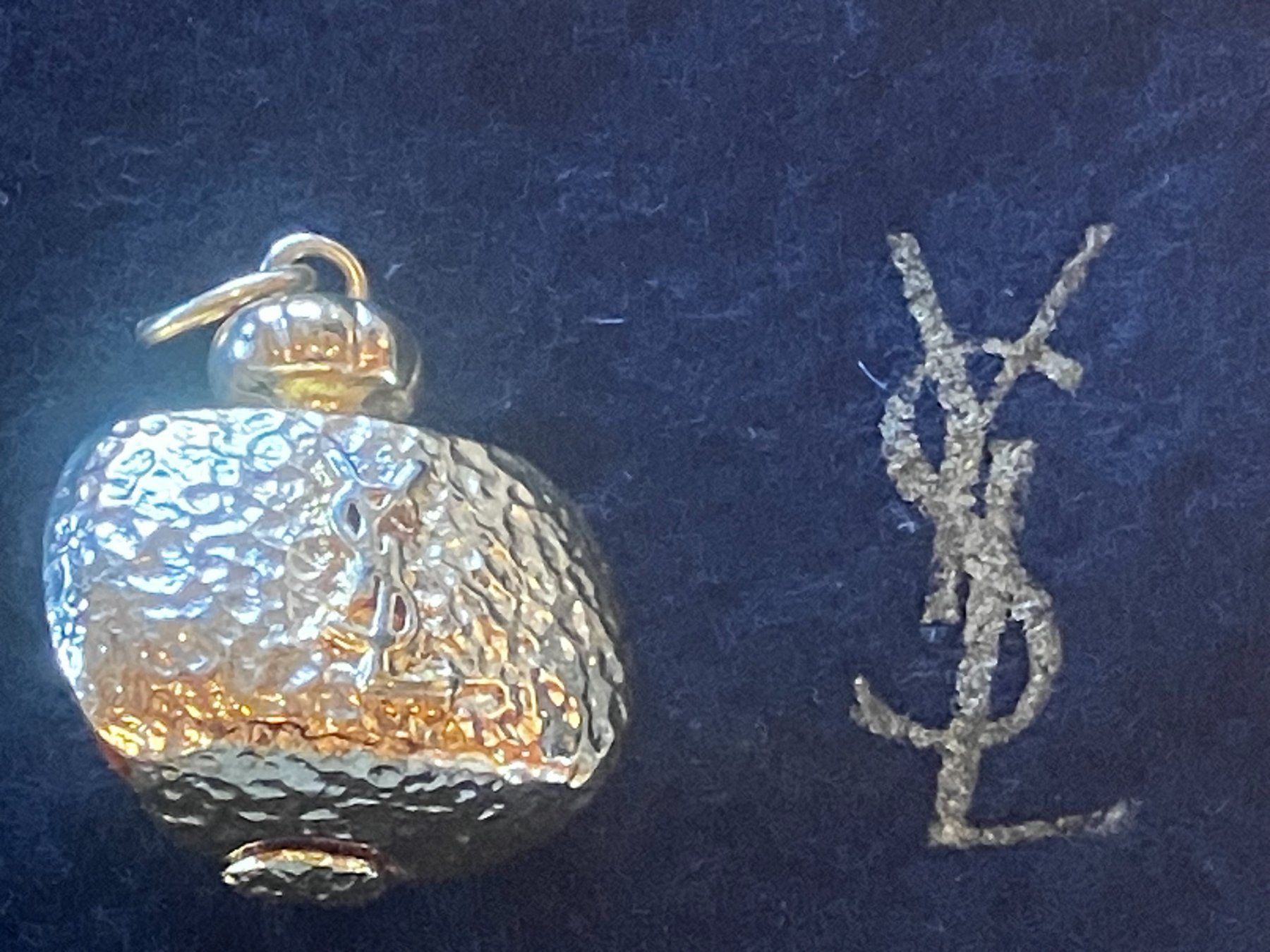 Saint Laurent Ciondoli: Pendentif Yves Saint Laurent Parfums - 90's – Usato da Saclentse venduto da 4rnsn7 3
