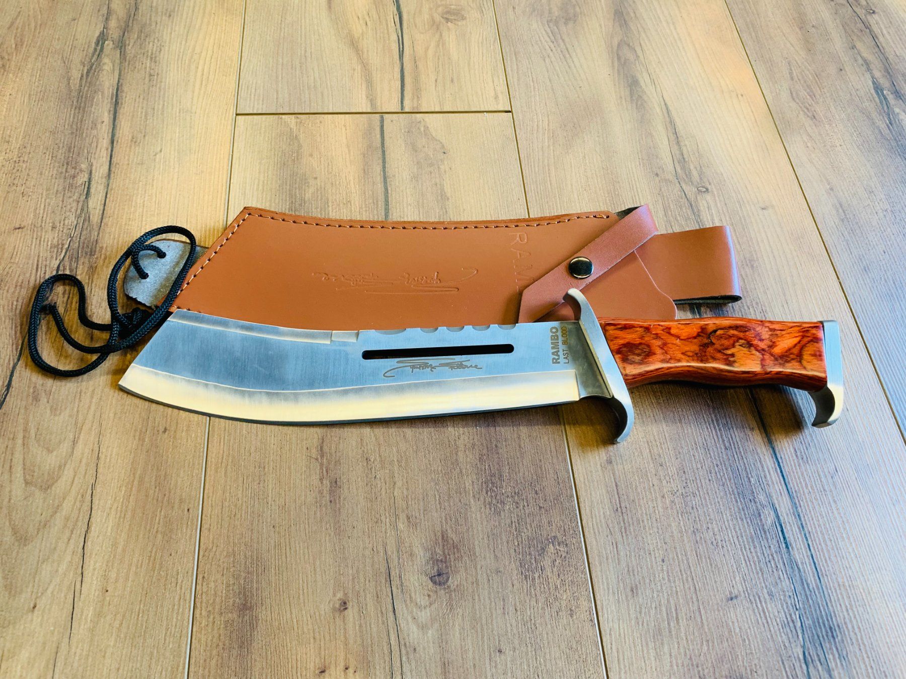 Accessori: Rambo Tactical Survival Messer 43cm – Nuovo e nell'imballaggio originale da Bergdietikon venduto da shopAgent 5