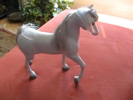 hellgraues Pferd zum Spielen inkl. rosa Sattel