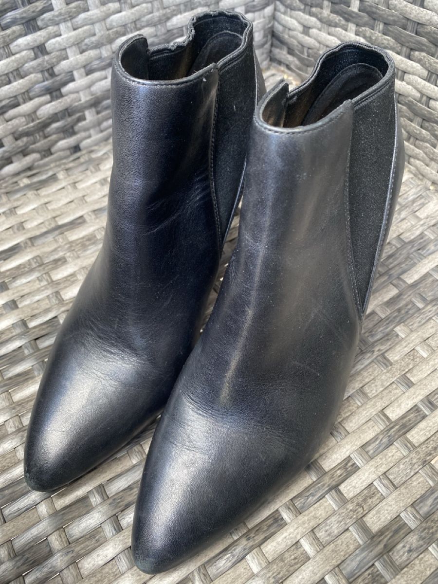 Clarks Scarpe da donna: Schwarze Clarks Leder Stiefeletten Gr. 40, elegant – Usato da Dübendorf venduto da feusiedi