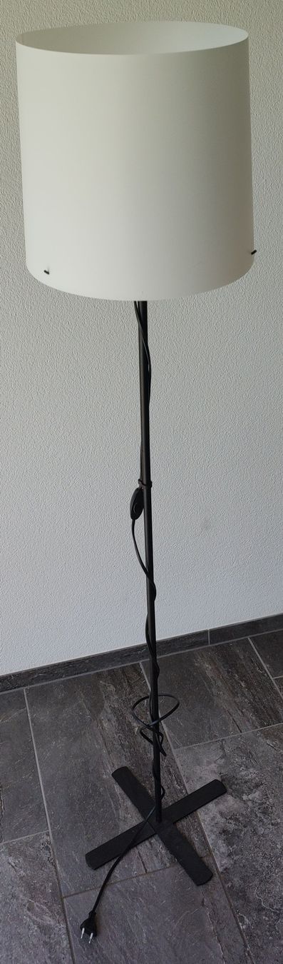 Lampade: Stehlampe, schwarz, mit Lampenschirm – Usato da Hornussen venduto da sebulbaa