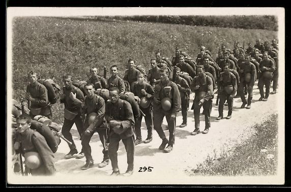 Foto, Lettere & Cartoline: Schweizer Soldaten in Uniform mit Helmen – Usato da Berlin venduto da bartko-reher