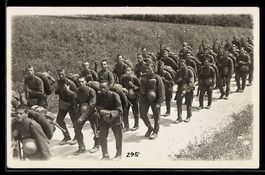 Schweizer Soldaten in Uniform mit Helmen