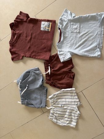 Lot de vêtements bébé C&A 6-9 mois, t-shirts et shorts