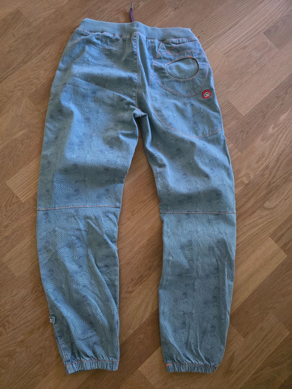 E9 Pantaloni: Pantalon E9, taille 12 ans – Usato da BERN venduto da froggyinternationale
