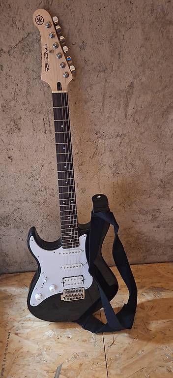 Strumenti musicali: Yamaha Pacifica Linkshändergitarre – Usato da Luzern venduto da Felia
