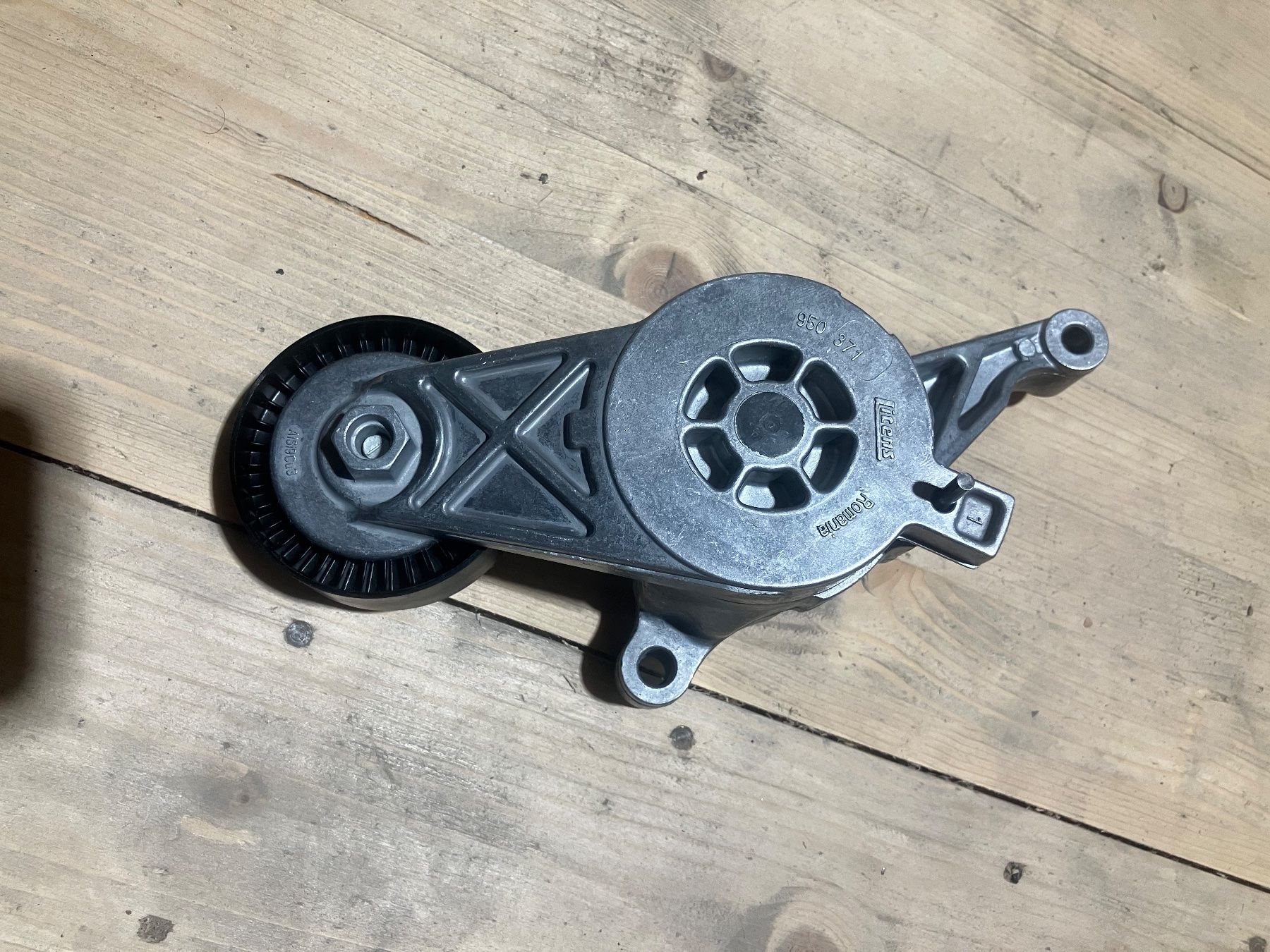 Volkswagen Tutti pezzi di ricambio auto: Flach Rippen Riemen Spanner APV2501 – Nuovo e nell'imballaggio originale da Zollbrück venduto da outlet16