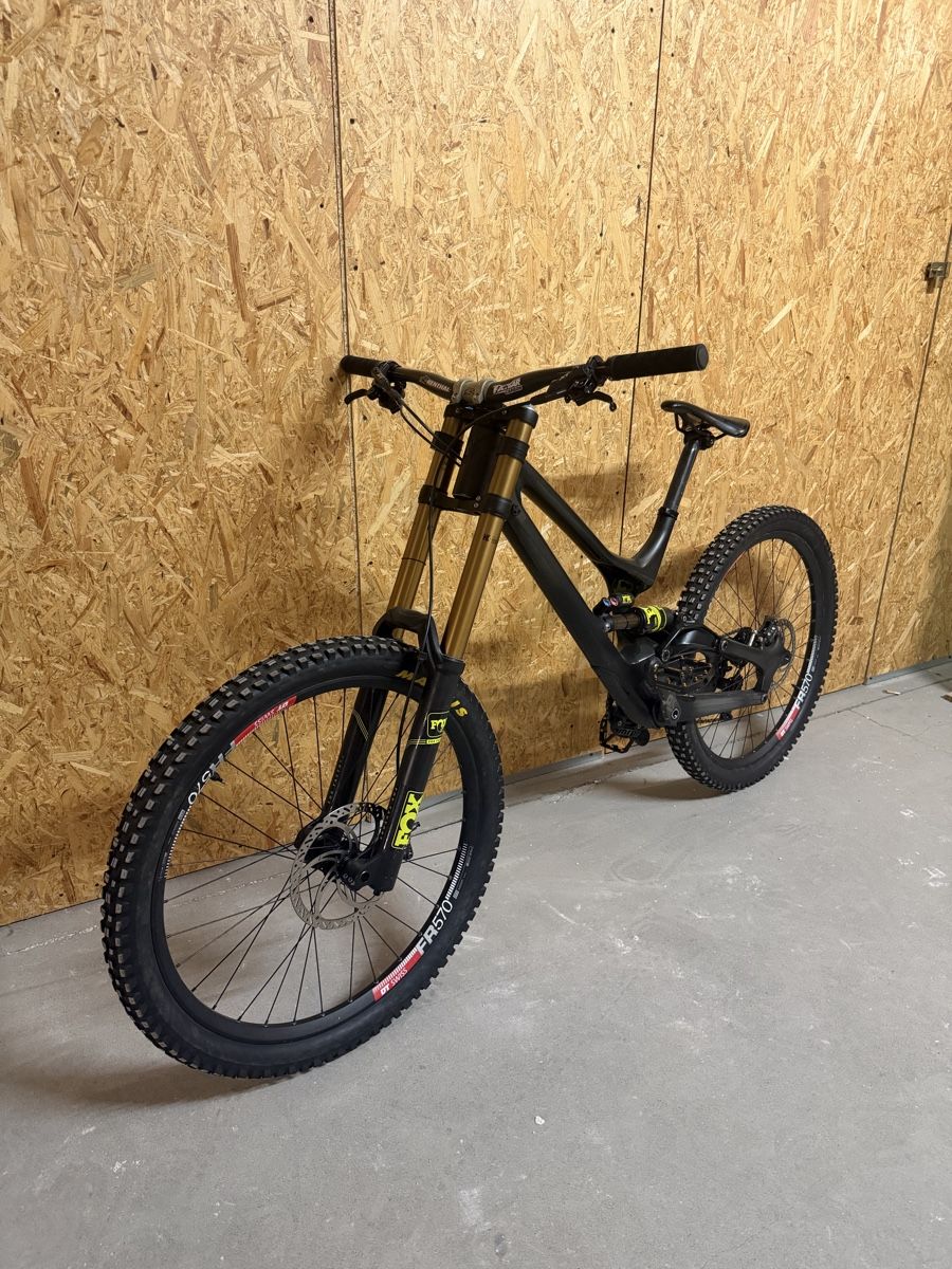 Specialized Biciclette: Specialized voll carbon downhill bike – Usato da Reinach AG venduto da Undercover162 9