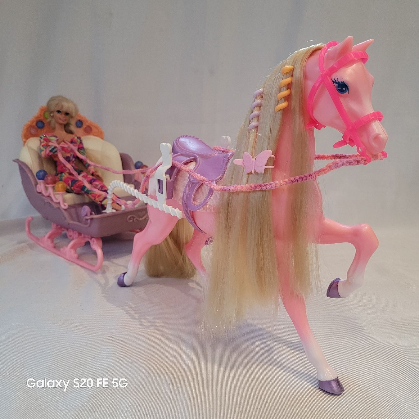 Spielzeuge: Barbie Pferd Marzipan mit Schlitten – Gebraucht aus Niederbuchsiten von klengyel