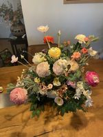 Frühlingshafte Blumengestecke Hochzeitsdeko
