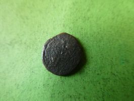 uralte   Bronzemünze    13 mm  0.50 g