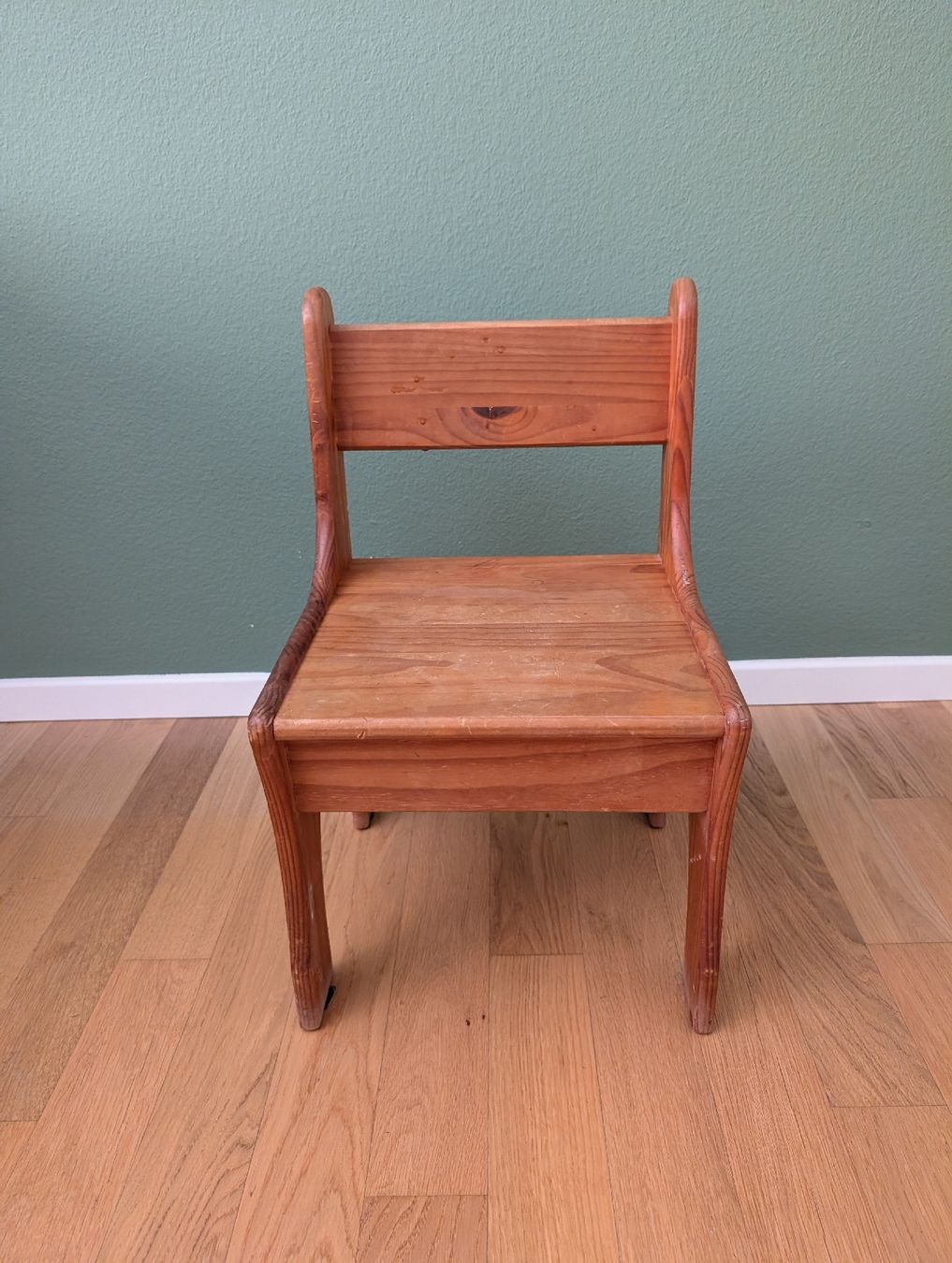 Chaises: Kindermöbel Holzstuhl gebraucht – D'occasion à Küsnacht ZH par Kharif 2
