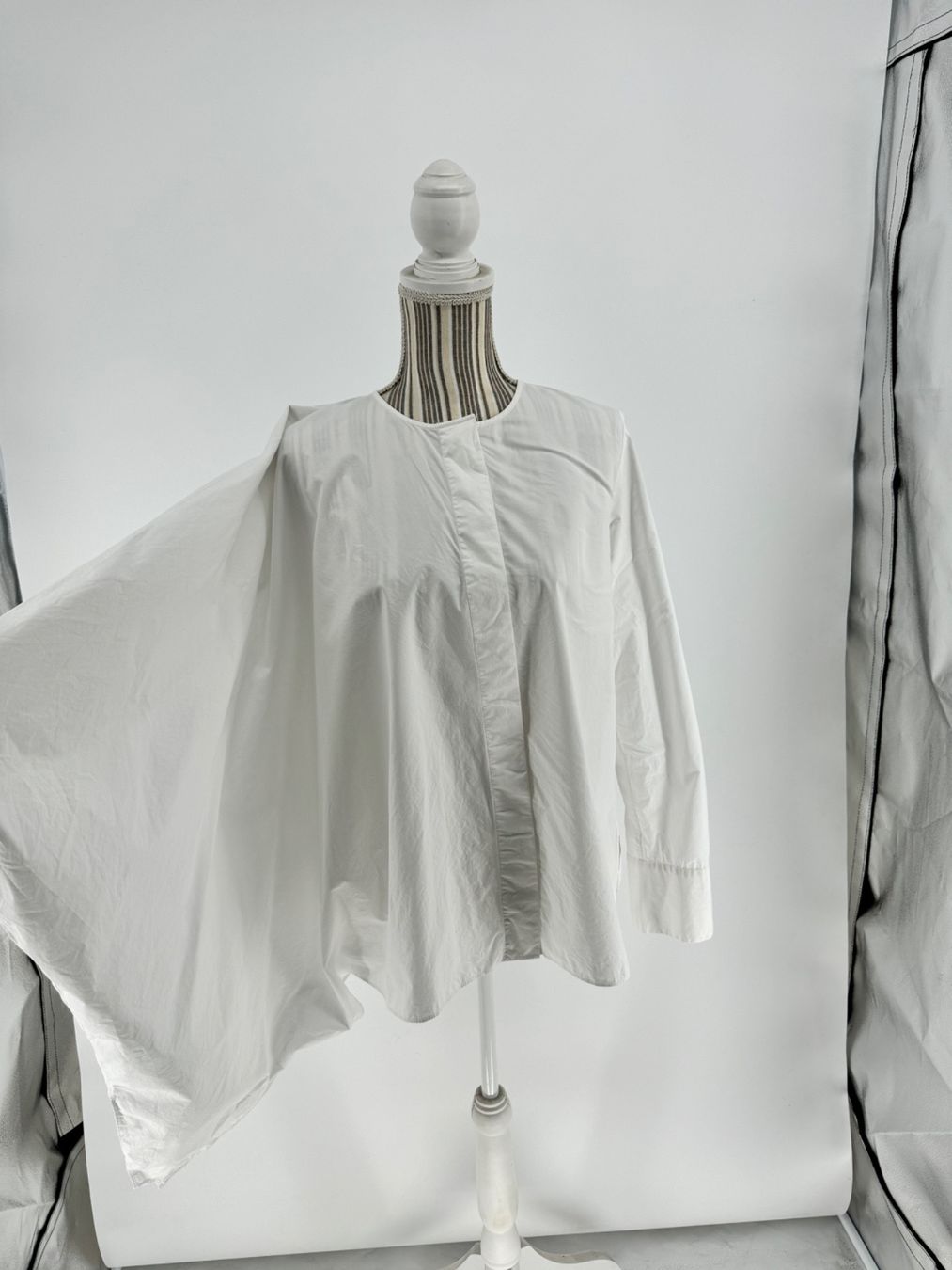 Cos Blusen: Weisse Bluse COS extravagante Ärmel, Gr. 36 – Gebraucht aus Lugano von  1