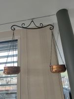 Kupfer-Hängepflanzschale mit kunstvoller Halterung
