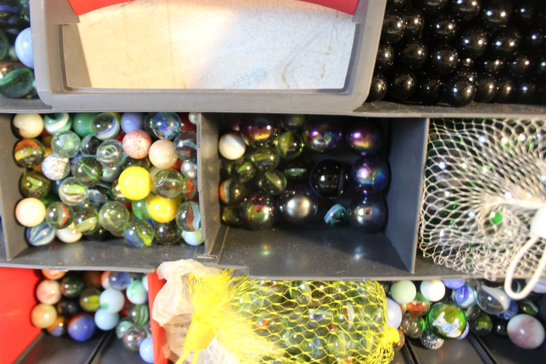 Murmeln: Grosse Murmelsammlung, versch. Farben, mit Box – Gebraucht aus Härkingen von  6
