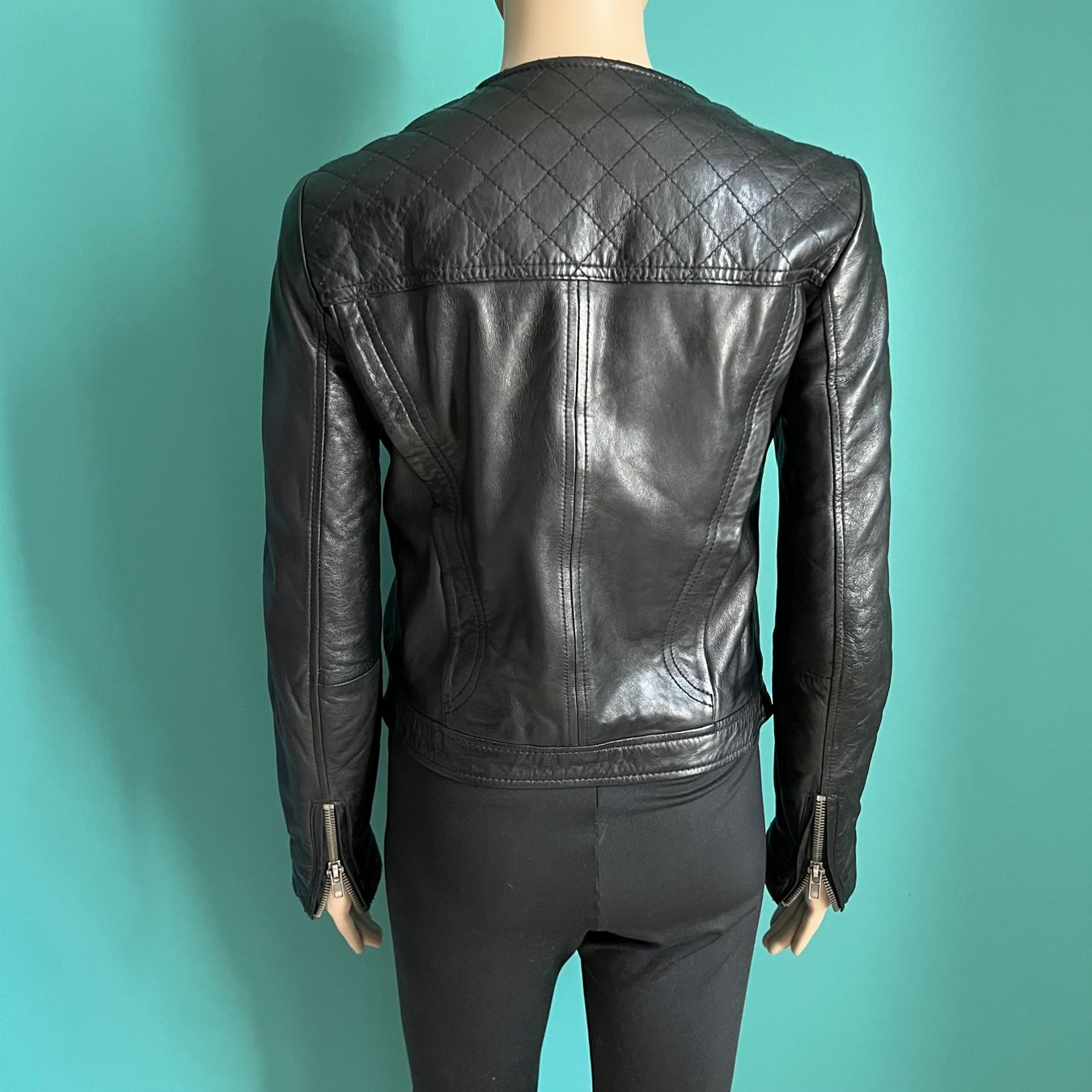 Zara Vestes: MANGO Lederjacke 🖤 – D'occasion à Zürich par ClosetQueen 4