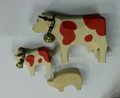 2 Trauffer Holz Kühe mit Glöckli und ein Holz Säuli