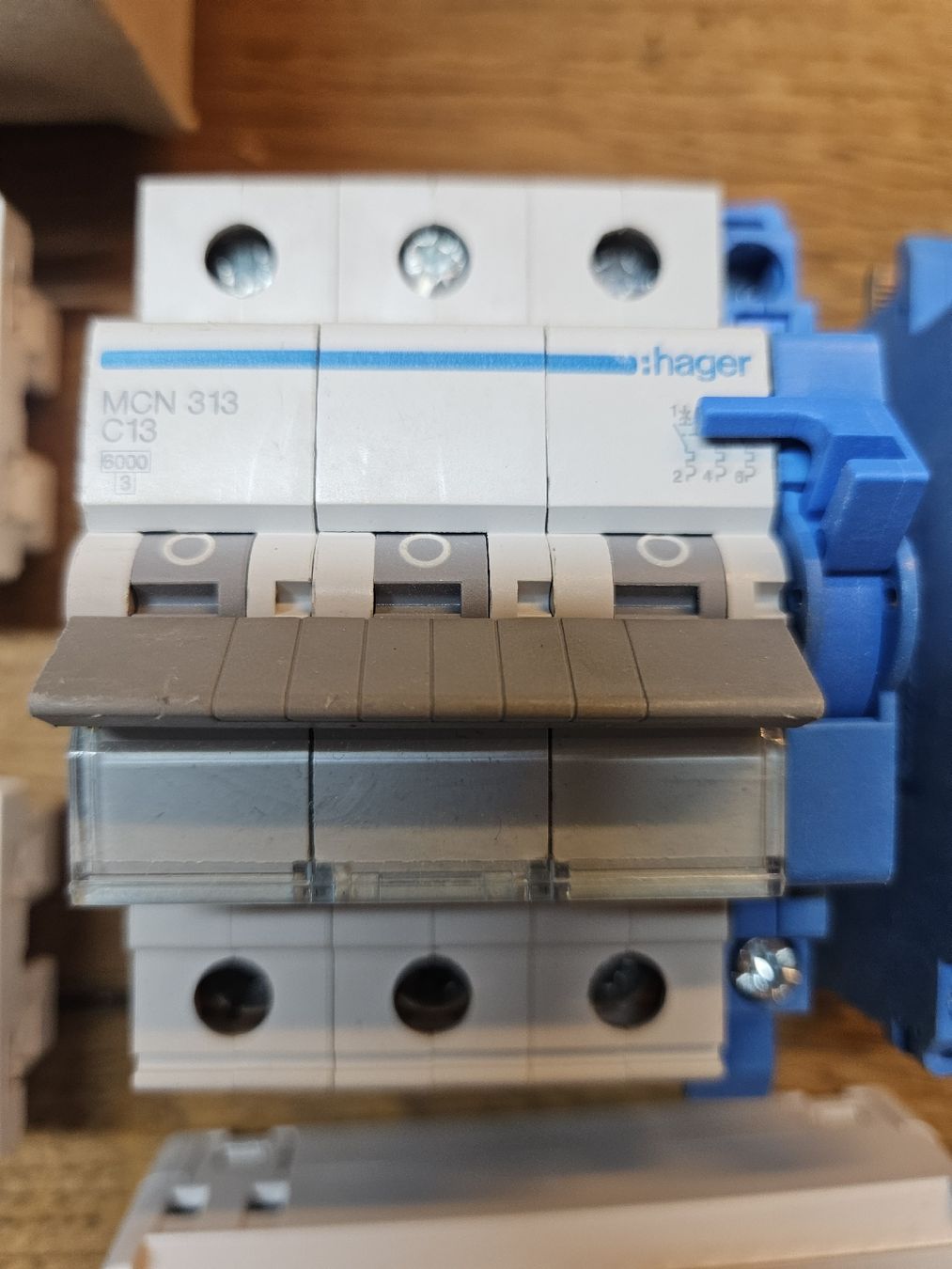 Hager Alimentazione elettrica: Elektro Installations material diverse Teile  (T2) – Usato da Rorschach venduto da TimelessTrading 2