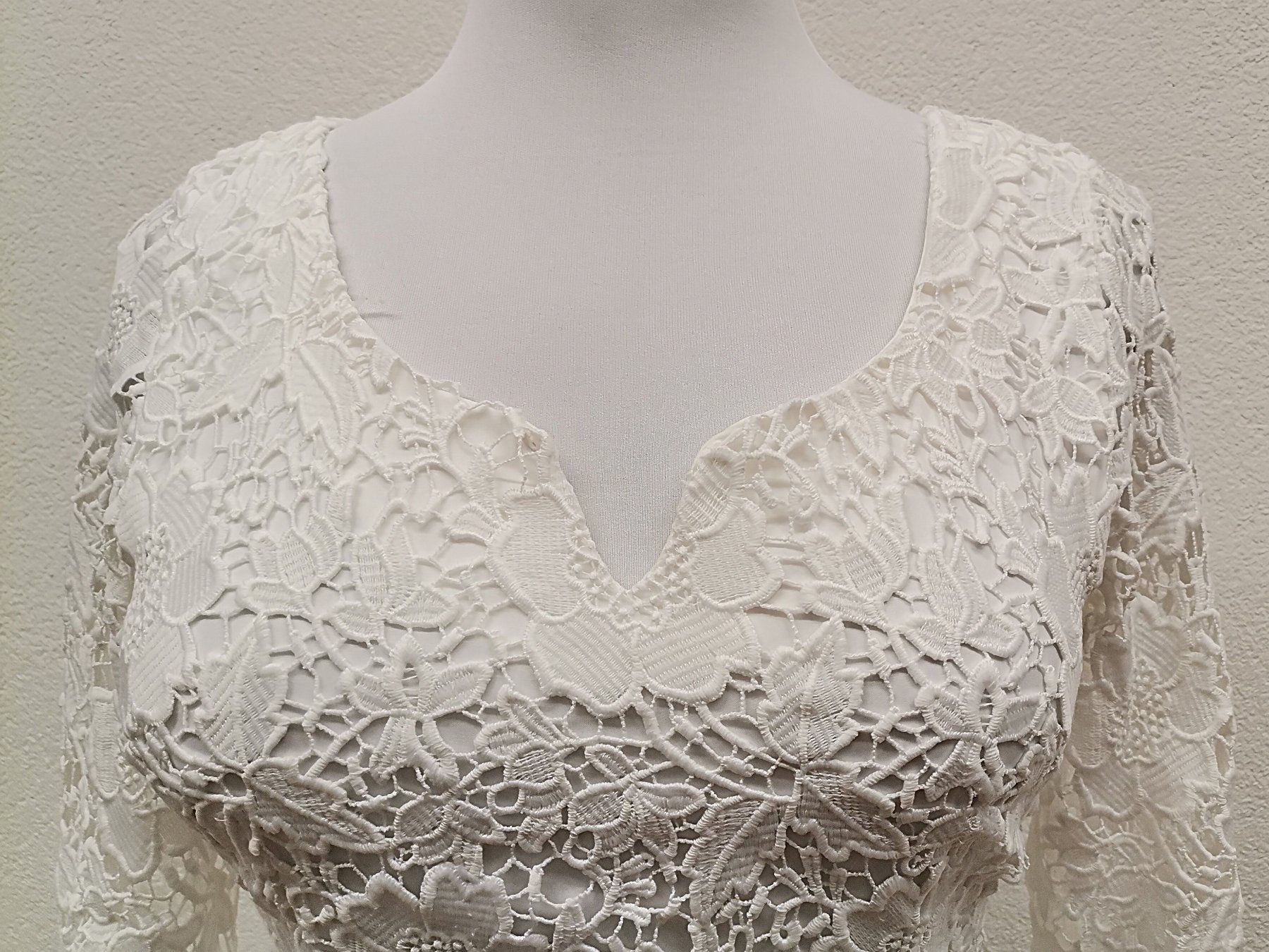 Comma Vestiti: COMMA elegantes Kleid in Weiss mit Spitze – Usato da Schaffhausen venduto da Restwert_SH 4