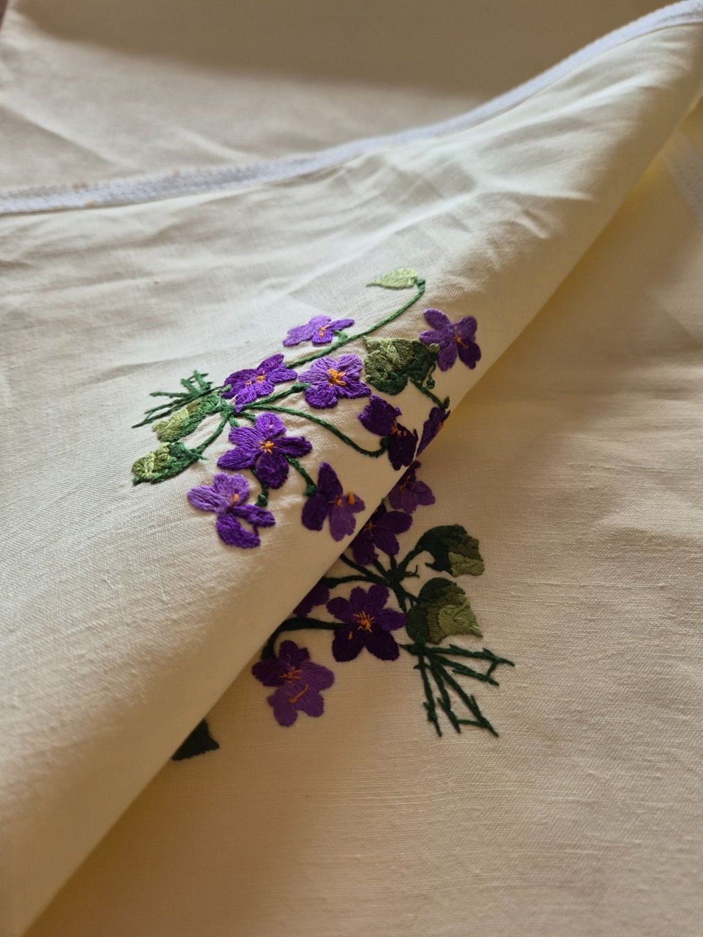 Altra biancheria da tavola: Handgestickte Tischdecke mit Veilchenmuster, Vintage Stil – Usato da Bern venduto da aronari 9