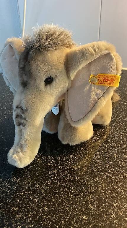 Steiff Giocattoli: Steiff Original Elefant - Knopf im Ohr - Ca.18cm Sitzhöhe – Usato da Bern venduto da Mondol