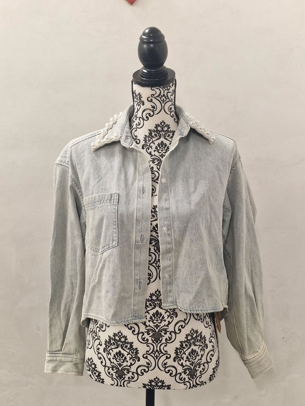 Sandro Camicette: Sandro Jeanshemd Baumwolle hellblau mit Perlen Gr 0 neu – Nuovo (secondo la descrizione) da Meierskappel venduto da HeartWear