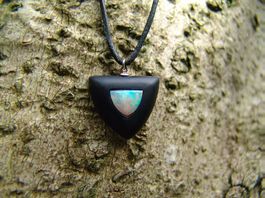 Edelopal aus Coober Pedy mit Grenadillholz