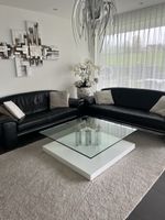 Leder Sofa, Designer Tisch, Teppich und Wandbild