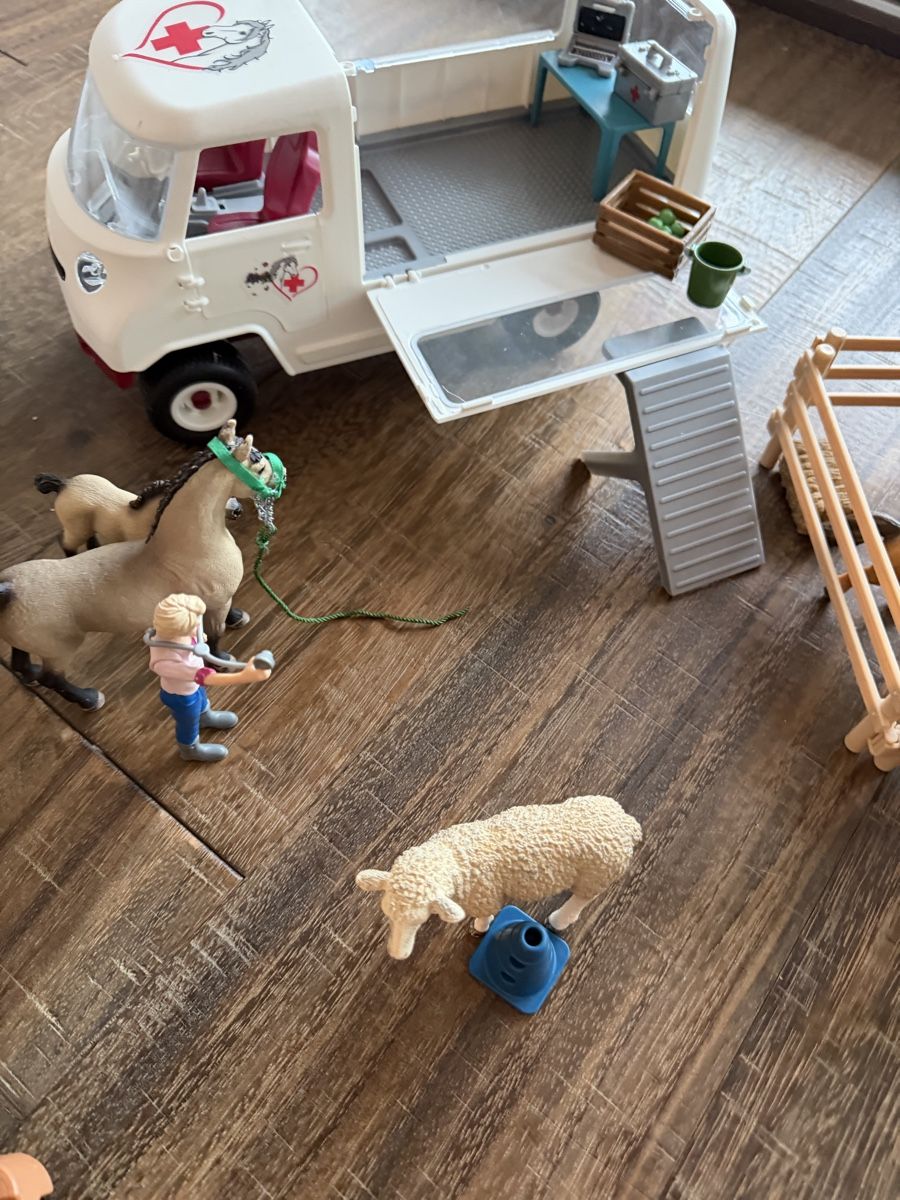 Schleich Giocattoli: Schleich Pferdestall und Krankentransporter – Usato da Wilen b. Wollerau venduto da phibekuemin 3