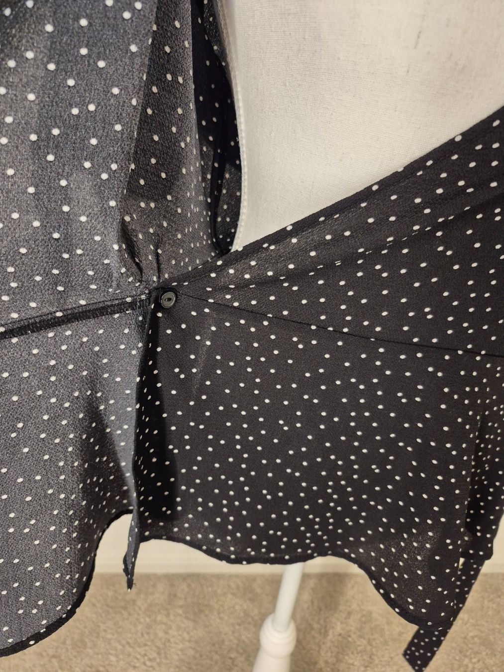 Blusen: Wickelbluse im Retrostil, Grösse 42 – Neu (gemäss Beschreibung) aus La Neuveville von Vestiaire_2011 1